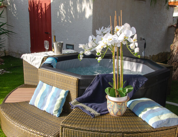 Vasca idromassaggio esterna in giardino