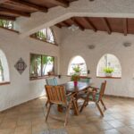 Veranda su piscina e giardino in villa a Triscina di Selinunte